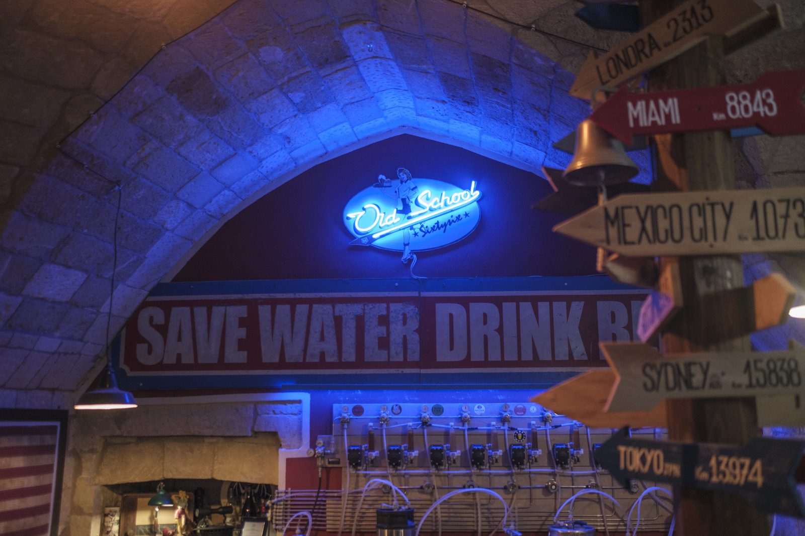 Sala interna del Road 66 Pub a Lecce con arredi vintage americani